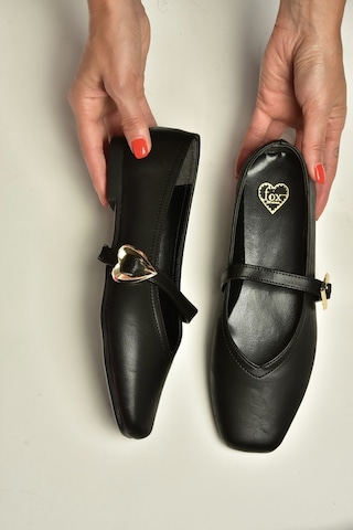 Fox Shoes Y726632609 Siyah Kalp Toka Detaylı Kadın Babet