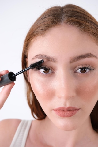 Alix Avien Dolgun Kirpik Etkili Topaklanmayan Kıvrımlar Ekstra Hacimli Siyah Maskara Lash Performer Mascara