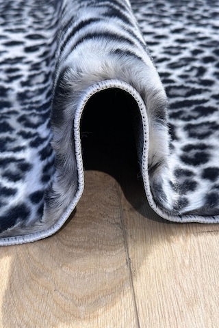 Raschel Carpet Premium Seri Gri Tavşan Tüyü Leopar Desenli Kaymaz Taban Halı Yolluk Gri