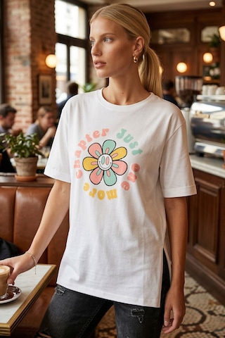 Armonika Kadın Beyaz Önü Çiçek Baskılı Yanları Yırtmaçlı Pamuklu T-shirt Arm-26y137003