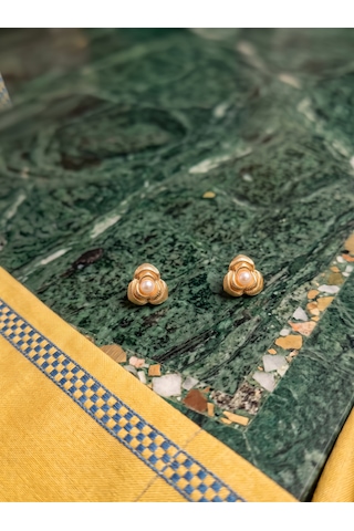 Altın Renk Ortası İncili Dokulu Kamelya Küpe