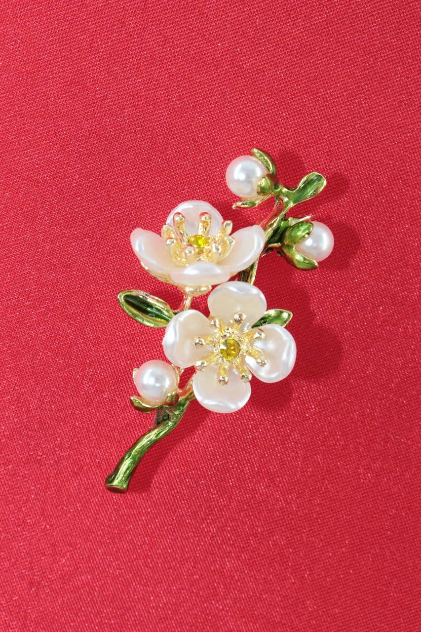 Baharın Uyanışı Erik Çiçeği Broş. Yeşil Dallı İncili Kristal Taşlı Erik Çiçekli Kadın Yaka İğnesi. Beyaz Yeşil