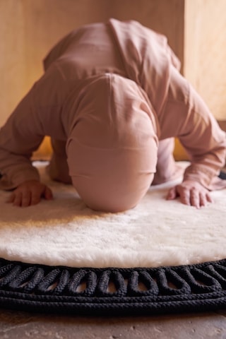 Merplush Mihraplı Peluş Seccade 75x130 Cm Süet Taban Yıkanabilir Yumuşak Namaz Halısı Krem - Siyah