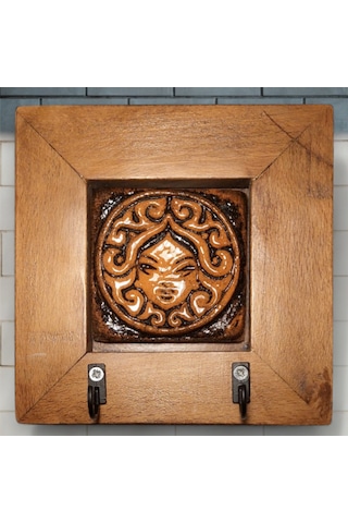 Ahşap Toprakana Figürlü Anahtarlık Seramik Duvar Panosu 14,5x14,5x2,5cm -