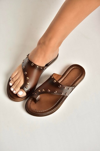 Fox Shoes Y390450403 Kahverengi Hakiki Deri Zımba Detaylı Kadın Terlik Kahverengi