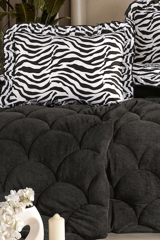 Wellsoft Tek Kişilik Fırfırlı Yorgan Seti 155x215 Cm Çift Taraflı Peluş Yorgan + 1 Yastık Kılıfı Zebra Antrasit