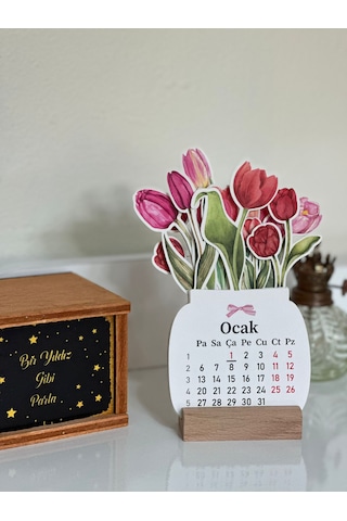2026 Ahşap Ayaklı Çiçekli Mini Özel Tasarım, Masaüstü Takvim, Lale Çiçek Buketi - Yeni Yıl 2026