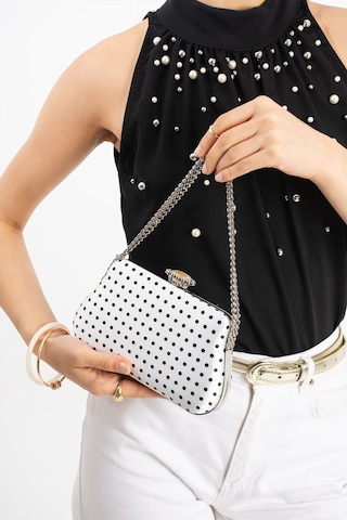 Lebibe Shoes Polkıa Beyaz Saten Kumaş Puantiye Desenli Zincir Askılı Klips Kapamalı Clutch Çanta