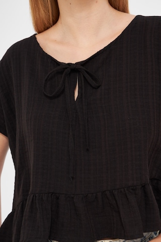 Armonika Kadın Siyah Yarasa Kol Yakası Bağlamalı Eteği Fırfırlı Oversize Crop Bluz Arm-24y001088