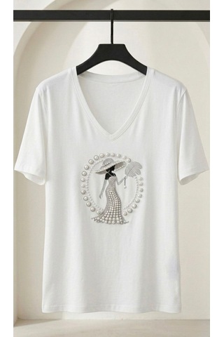 V Yaka İnci Taş İşlemeli Şapkalı Kadın Figürlü Premium T-shirt Beyaz