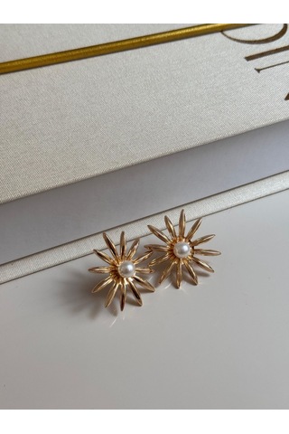 İnci Detaylı Altın Renk Çiçek Formlu Kadın Küpe Bahar Temalı Zarif Tasarım Altın