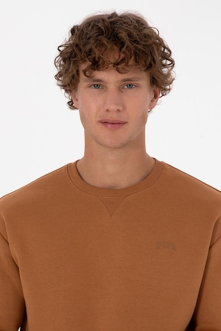 U.S. Polo Assn. Erkek Comfort Fit Bisiklet Yaka Şardonlu Camel Basic Sweatshirt 50313757-VR233