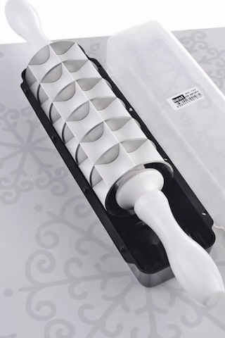 Rotanev 7 Çelik Bıçaklı Mantımatik Mantı Kesici Merdane Pratik Mantı Kesme Aparatı Beyaz - Siyah