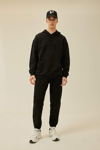 DeFacto Comfort Regular Fit Rahat Kalıp Kapüşonlu Kanguru Cepli Basic Düz Sweatshirt B4446AX24SPBK81