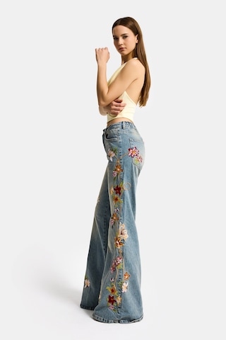 it's basic Kadın Kot Rengi 4s6-32 Flare Fit Beli Lastikli Özel Çiçek Desen Nakışlı Tasarım Denim Jean