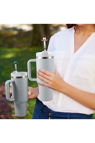 Neevoyu Stanley Bardak Uyumlu 30-40 Oz Silikon Pipet Kapağı - Köylü Şapka Desenli, Yeniden Kullanılabilir, Çocuk Dost, Beyaz Tek Adet