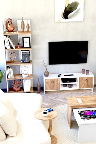 Kapaklı Raflı Tv Ünitesi Ve Asimetrik Beş Raflı Kitaplık Beyazçam
