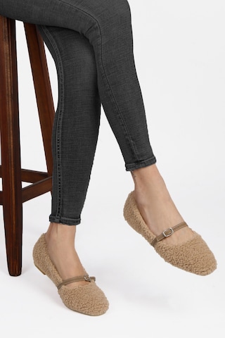 Peluş Tüylü Bant Detaylı Kadın Ev Ayakkabısı Babet Camel