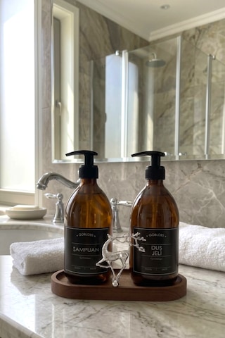 Sabunluk Amber Şişe Cam İkili Şampuan-duş Jeli Banyo Düzenleyici Lüks Gümüş Geyik Ahşap Standlı 500ml