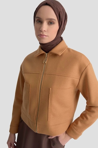 Armine Trend Boydan Fermuarlı Cep Detaylı Kısa Ceket Camel 25kt517
