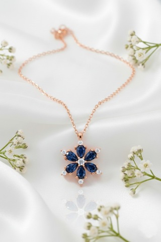 Çekirdekjewelry 925 Ayar Gümüş Safir Kamelya Çiçeği Kolye Rose