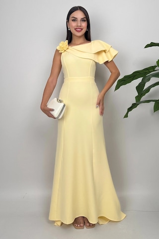 Delvira Drapeli Tek Omuz Çiçek Detaylı Uzun Sarı Abiye Elbise Sarı