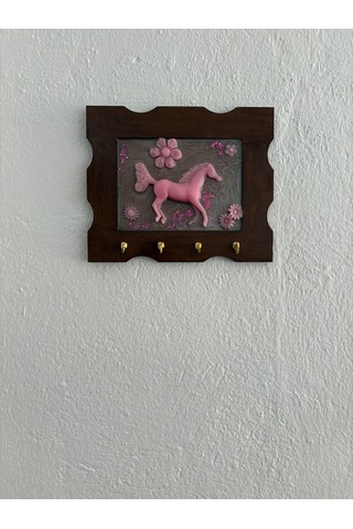 Pelince - Pembe At Figürlü - Epoksi Ahşap Anahtar Askılığı Tek Ürün - Ebat : 24 X 29 Cm Ahşap