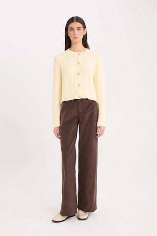 DeFacto Regular Fit Bisiklet Yaka Saç Örgülü Düğmeli Triko Hırka C9044AX24WNER109 Ekru