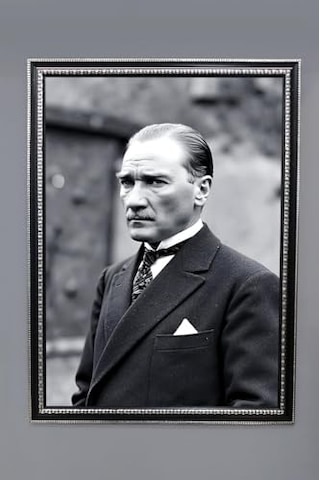 Atatürk Portresi Dijital Baskılı Kadife Kumaş Çerçeveli Tablo Tbl0041 Çok Renkli