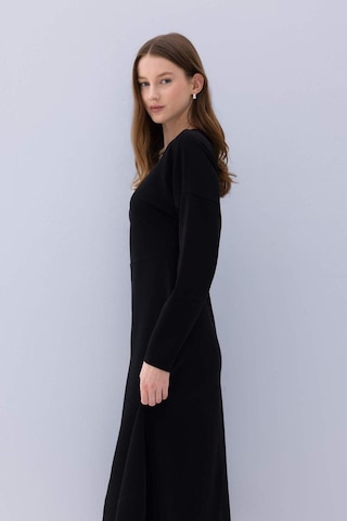 DeFacto Relax Fit Bisiklet Yaka Krep Uzun Kollu Maxi Siyah Elbise D7485AX24WNBK81 Siyah