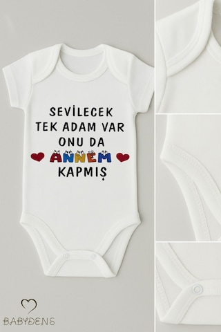 Babyden's Sevilecek Tek Adam Var Onu Da Annem Kapmış Yazılı Çıtçıtlı Bebek Body %100 Pamuk Kısa Kollu Zıbın Beyaz