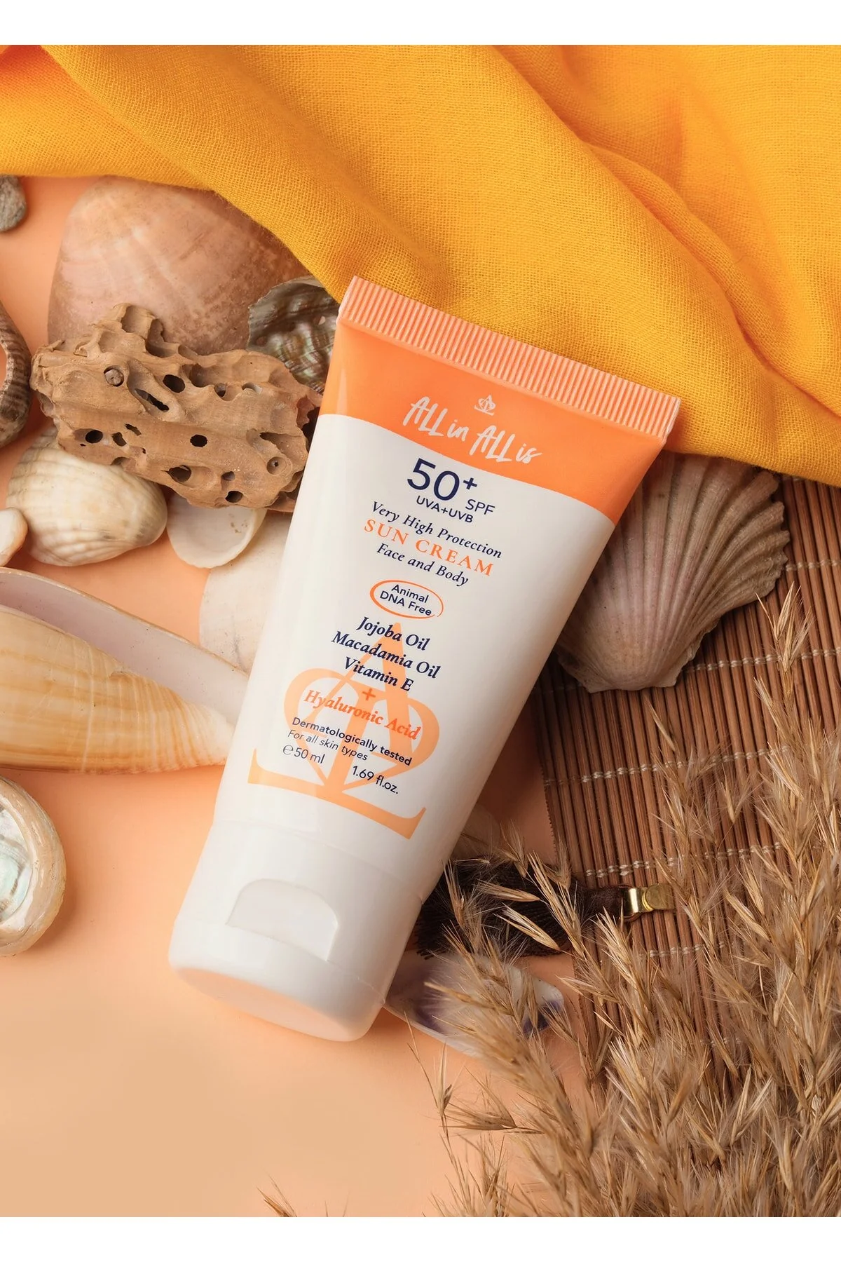 All İn All İs Hyalüronik Asit Ve Jojoba Yağı Içeren Spf 50+ Tüm Ciltler Için Yüksek Korumalı Güneş Kremi
