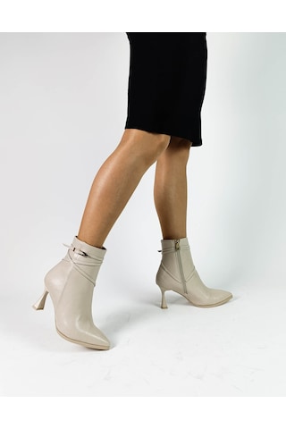 Bej Renk Sivri Burun Kadeh Topuk Fermuarlı Kadın Bot Bej