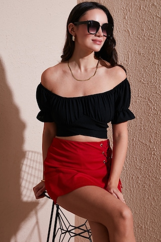 Lela Regular Fit Madonna Yaka Bağlama Detaylı Crop Bayan Bluz 6527017 Siyah