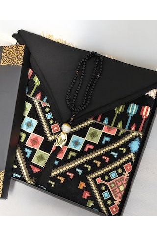 Çeyizlik Hediyelik Seccade Eşarp Tesbih Set Kilim Desenli Kadife Astarlı Seccade, Eşarp, Kristal Tesbih Özel Kutulu Lüks Hediye Seti Siyah