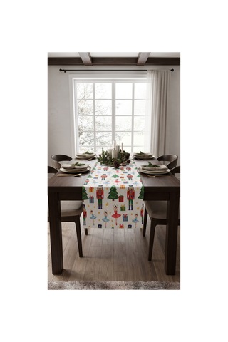 Duck Kumaş Runner 40x150 Cm Yılbaşı Kurşun Asker, Çam Ağacı Ve Hediye Desenli, Su İtici Leke Tutmaz Dekoratif Masa Şeridi Beyaz - 935297500 Beyaz