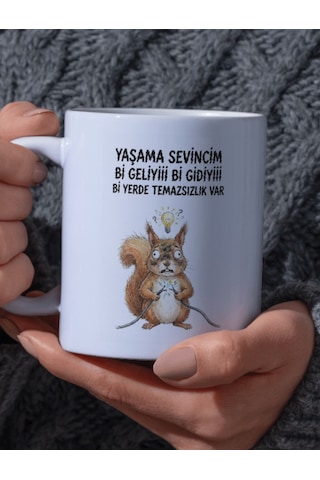 "yaşama Sevincim Bi Geliyiii Bi Gidiyiii Bi Yerde Temassızlık Var" Yazılı Şaşkın Sincap Tasarımlı Kupa