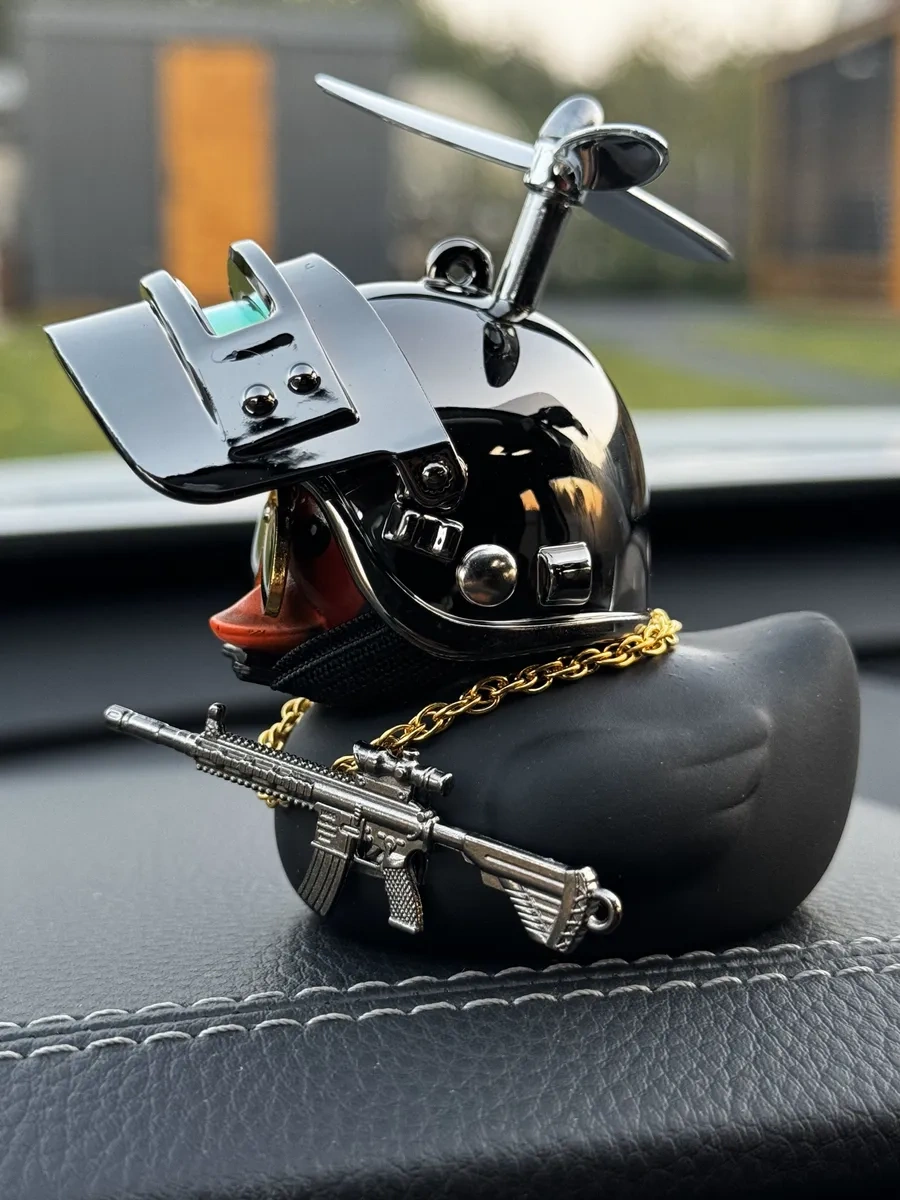 Stikerok Aracın İçinde Kasklı Ve Gözlükleri Olan Ördek 153253738