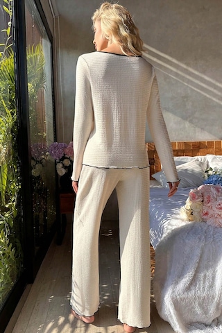 Angbutik Kadın Beyaz Örme Kumaş V Yaka Düğmeli Rahat Şık Pijama Takımı