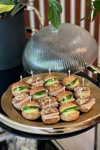 Cam Kapaklı Gold Altlı Kek Fanusu Sunum Fanusu 32 Cm