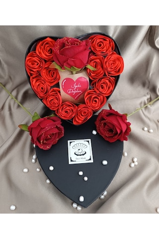 İnci Mode İyiki Doğdun 12+1 Çiçekli Kalpli Kutu Hediyelik Çiçek Kutusu Siyah