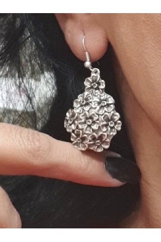 Kadın Gümüş Kaplama Antik Çelik Çiçek Desenli Sallantılı Küpe