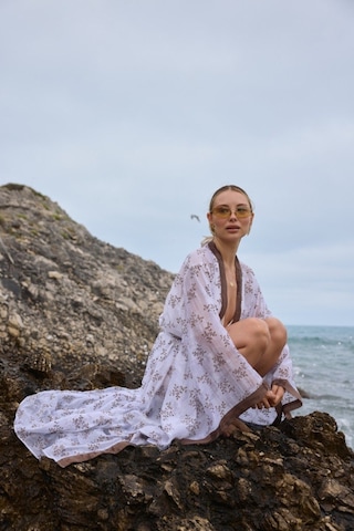 Moda Banuş Beyaz Nakış İşlemeli Yarasa Kol Uzun Kimono, Pareo Beyaz Beyaz