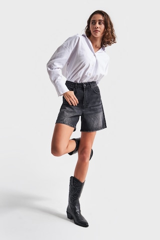 Itsbasic Kadın Koyu Füme Renk Diana Mom Fit Midi Boy Denim Şort