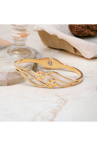 Yonca Temalı Kararmaz Anti Alerjik Gold Çelik Kelepçe Bileklik Şıklığınıza Şans Katın Altın