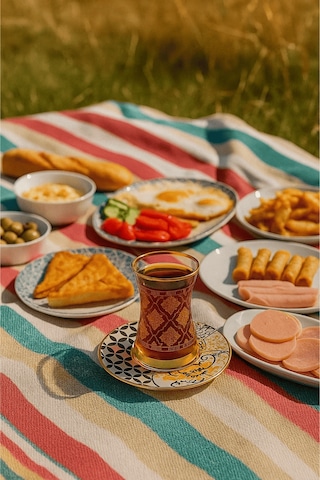 12 Parça Altın Yaldız Desenli İnce Belli Cam Çay Bardağı Ve Tabağı - Çay Takımı Çok Renkli