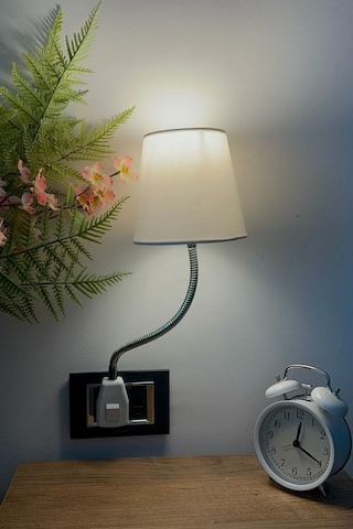 Beyaz Soket Gece Lambası Esnek Kollu Dekoratif Priz Lambası Başuc Bej