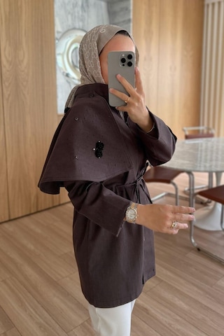 Kahijab Gül Detaylı Omuz Pelerinli Trençkot - Kahverengi