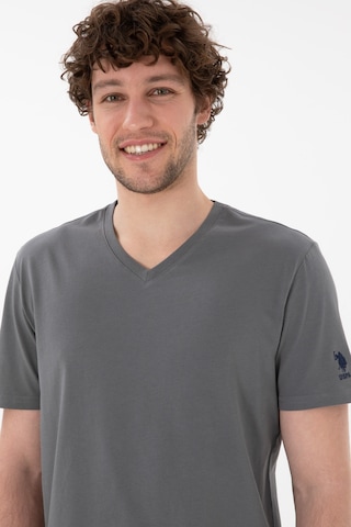 U.S. Polo Assn. Erkek Regular Fit V Yaka Gri Basic Tişört 50305858-VR024
