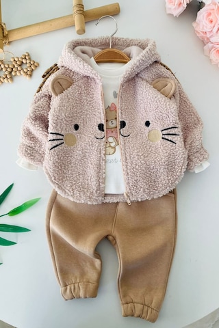 Minigimin Cicileri Kedi Figürlü Peluş Ceketli, Baskılı Tişörtlü Ve Fırfır Paçalı Kız Bebek 3 Lü Takım - Bej Minigimin Cicileri Kedi Figürlü Peluş Ceketli, Baskılı Tişörtlü Ve Fırfır Paçalı Kız Bebek 3 Lü Takım - Bej